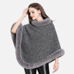 poncho bordé de fourrure
