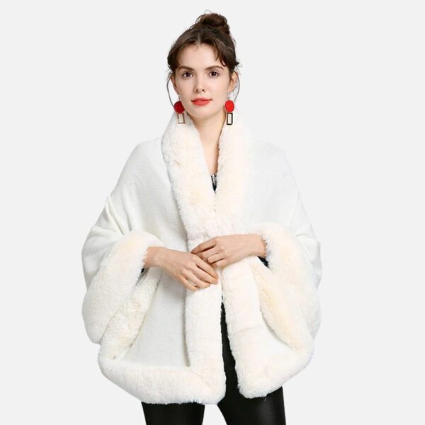 Poncho élégant en fourrure blanche