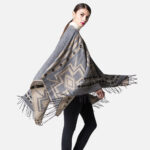 poncho gris motifs croix mexicaine