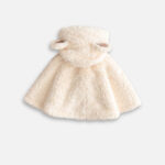 bébé enveloppé dans un poncho