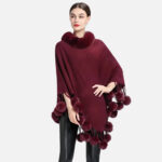 poncho avec pompons