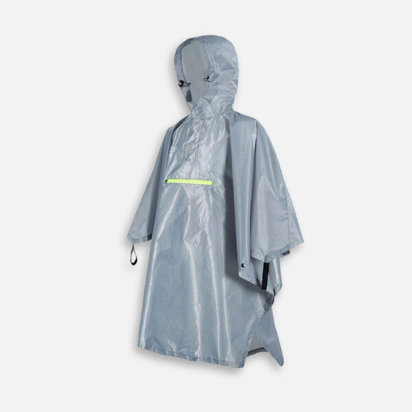 poncho randonnée gris en action