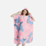 poncho de bain motifs géométriques