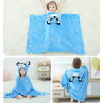 bébé avec cape ours bleu