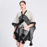 cape femme avec pompon