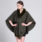 Pompons Cape Chic