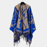 homme portant cape poncho