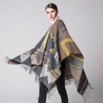 poncho à motifs géométriques
