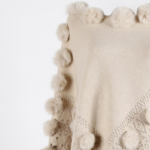 poncho avec pompon élégant