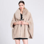 Poncho chaud en fourrure synthétique