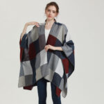 poncho à carreaux moderne