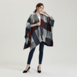 poncho à carreaux tendance