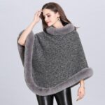 Poncho avec col en fausse fourrure