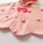 vêtement poncho rose capuche