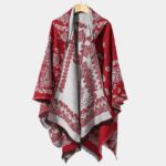 Homme avec poncho capuche