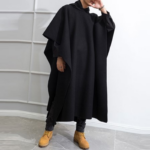 homme avec poncho long
