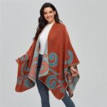 poncho à motifs vagues