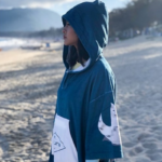 poncho bleu et blanc
